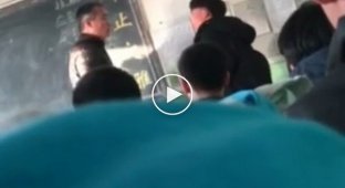 Китайский учитель надавал пощечин ученику за опоздание на урок