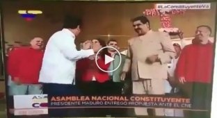 Видео из Венесуэлы с классическим знакомым сюжетом. По телевизору танцует президент, а в окне немного другая трансляция