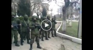Майдан. Крым. Украинские офицеры не пустили на территорию военной части