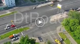 Мотоцикл ГИБДД столкнулся с легковушкой в Москве