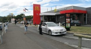 Женщина отомстила нетерпеливому клиенту McDonalds (4 фото)