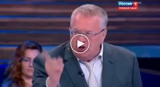 Жириновский на теледебатах критикуя Клинтон споткнулся об тумбу и грохнулся на пол