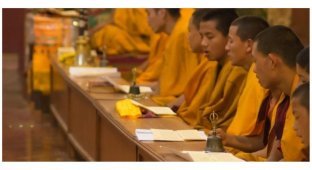 Мы вас заставим любить родину! Тибетских монахов отправили на специальные курсы (2 фото)