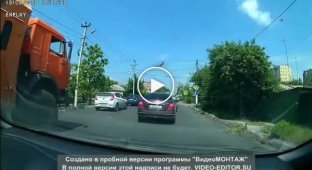Безконтактное ДТП. Путеремонтный КамАЗ зацепил легковушку в ростовской области