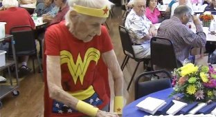 Американка отметила свой 103 День рождения, одевшись в костюм супергероини Wonder Woman (3 фото)