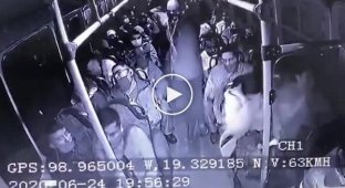 Перестрелка в переполненном мексиканском автобусе