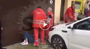 Сочинские медсестры выбросили неходячего пациента к гаражам
