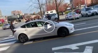 В Канаде Tesla без водителя ехала по встречной полосе