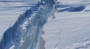 Гигантская трещина расколола Антарктиду (2 фото)