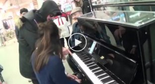 Мужчина показал китаянкам как нужно играть на пианино