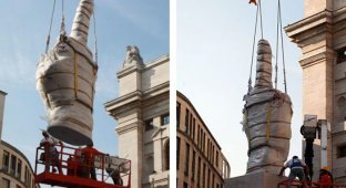 Памятник среднему пальцу в Милане (8 фото)
