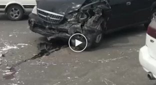 Весёлый молочник попавшего в ДТП новосибирского водителя облило с ног до головы краской