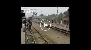 Бангладеш. Верховная езда на поезде (жесть)