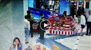 Посетитель торгового центра ловко помог полиции задержать вора