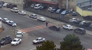 Прокатил на крыше: в Новороссийске сбили пожилого мужчину (3 фото + 1 видео)