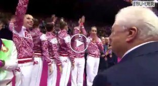 Российские гимнастик исполняют гимн