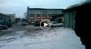 Сильный ветер в Новосибирске снес крышу (маты)