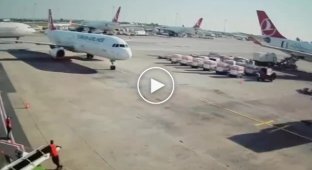 В турецком аэропорту корейский Аirbus A330 случайно снес другому самолету хвост