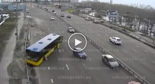 Видео нашумевшей аварии с автобусом на Московском мосту