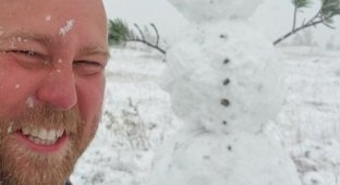 В Хакасии из первого снега слепили снеговика (2 фото + 2 видео)