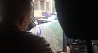 Олдскульный таксист, который привык работать по старинке (3 фото)