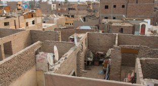 Почему в Египте так много "недостроенных" домов без крыш (3 фото)