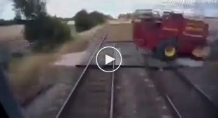 Трактор едва разминулся с поездом