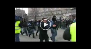 Майдан. Как встречают беркут в Донецке