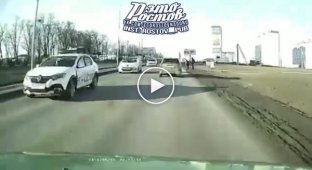 В Ростове маленький мальчик бросился под машину