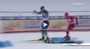 Российский лыжник хоккейным приемом сбил с ног финна после финиша на Кубке мира