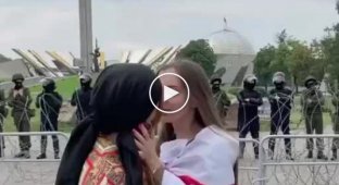 Белорусские девушки целуются перед бойцами ОМОН