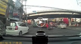 В Таиланде автобус растолкал мотоциклистов