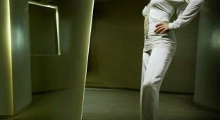 Monica Bellucci в строгом костюме (11 фото)