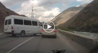 Микроавтобус с пассажирами перевернулся в Киргизии