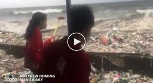 Волны выбрасывают тонны мусора на пляжи в Филиппинах