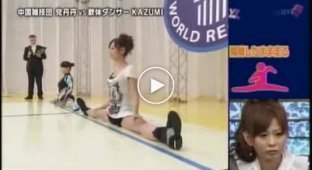 Странная японская гонка девушек на шпагате