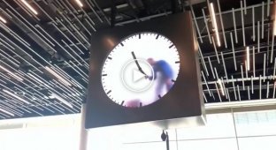 Любопытный часы в аэропорту Схипхол от голландского художника Маартен Баас