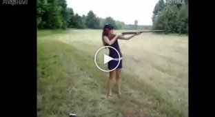 Девушка учится стрелять