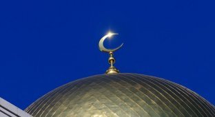 Почему мусульмане носят полумесяц со звездой? (2 фото)
