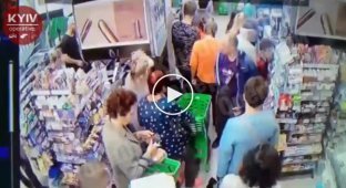 В Киеве, мужчина стоя в очереди в супермаркете начал душить мальчика