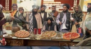 Лучшие фотожабы на боевиков из Афганистана, которые сидят за столом (9 фото)