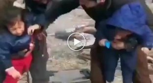 Беженцы на границе Греции держат детей над костром, чтобы заставить их плакать
