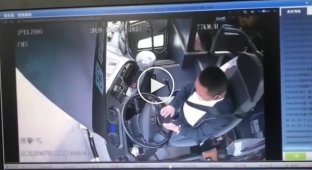 Водитель автобуса, увлечённый телефоном, «догнал» грузовик в Китае