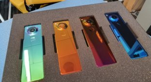 Создатель Android Энди Рубин показал смартфон, похожий на пульт от телевизора (4 фото + видео)
