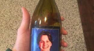 Родители подарили учителям своего сына бутылки вина с его фотографией (2 фото)
