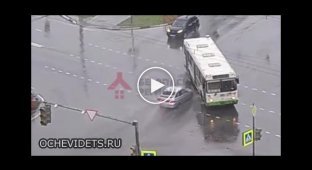 Водитель на Ладе влетел в автобус на перекрестке