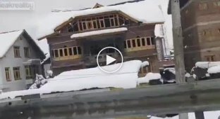 Крыша строящегося дома обрушилась после сильного снегопада