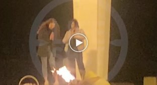 В Кирове молодые девушки снимали видео для социальных сетей на Вечном огне