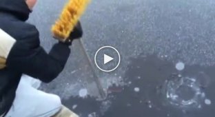 Парень запускает ракету под лед замерзшего озера