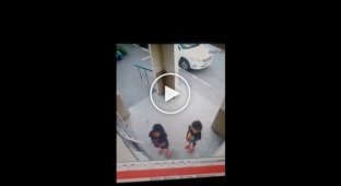 Нападение мужчины на девочку в омском подъезде